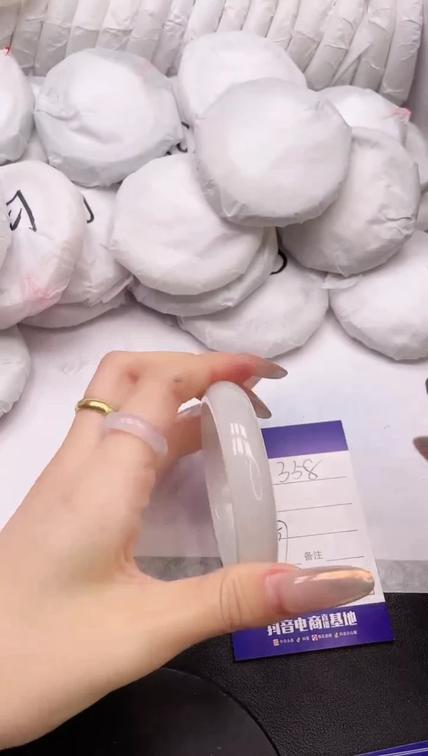 【闪购商品】石英质玉手镯未镶嵌16K358-57