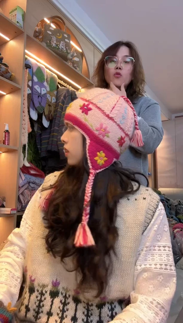 羊毛美利奴浅粉色刺绣护耳帽