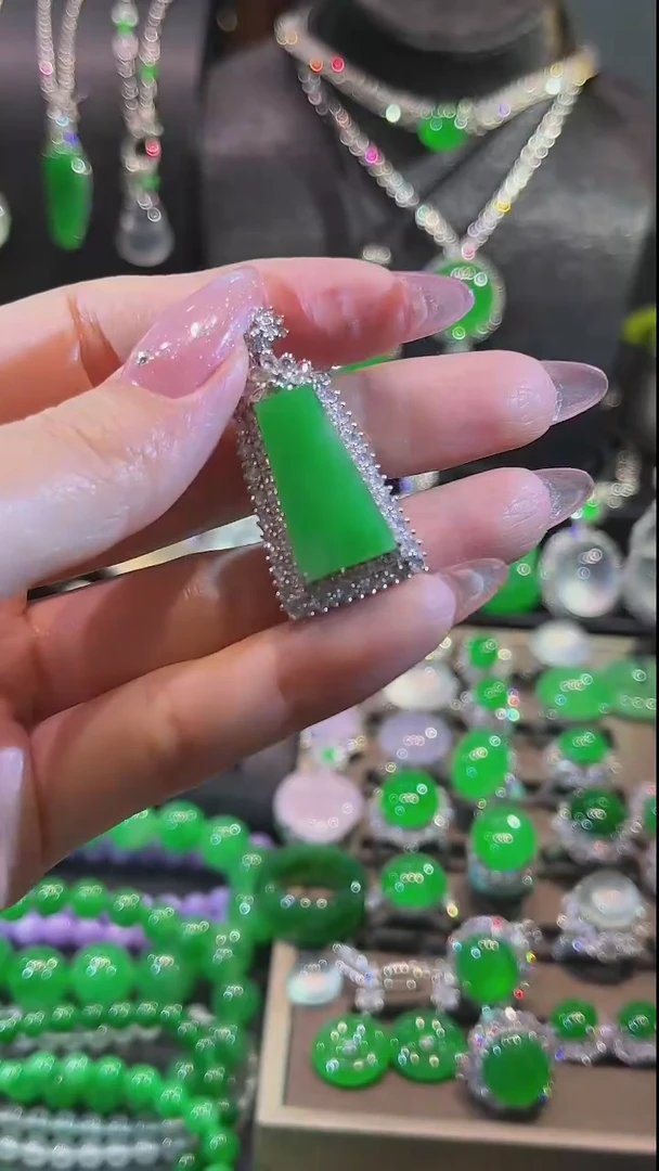 翡翠18K金镶嵌颈饰吊坠