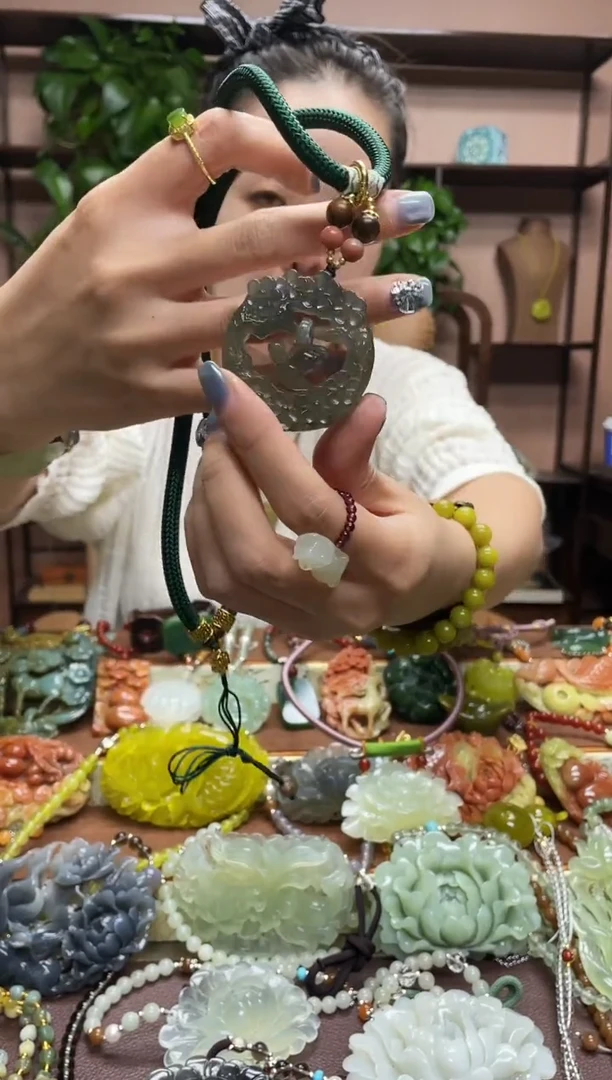未镶嵌岫玉颈饰·