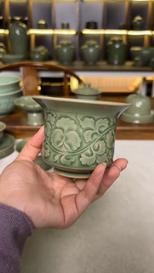 陶瓷纯手工缠枝牡丹马蹄公道杯