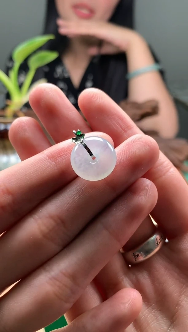 翡翠18K金镶嵌颈饰平安扣