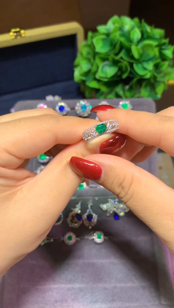 18K金镶嵌戒指祖母绿0.55ct