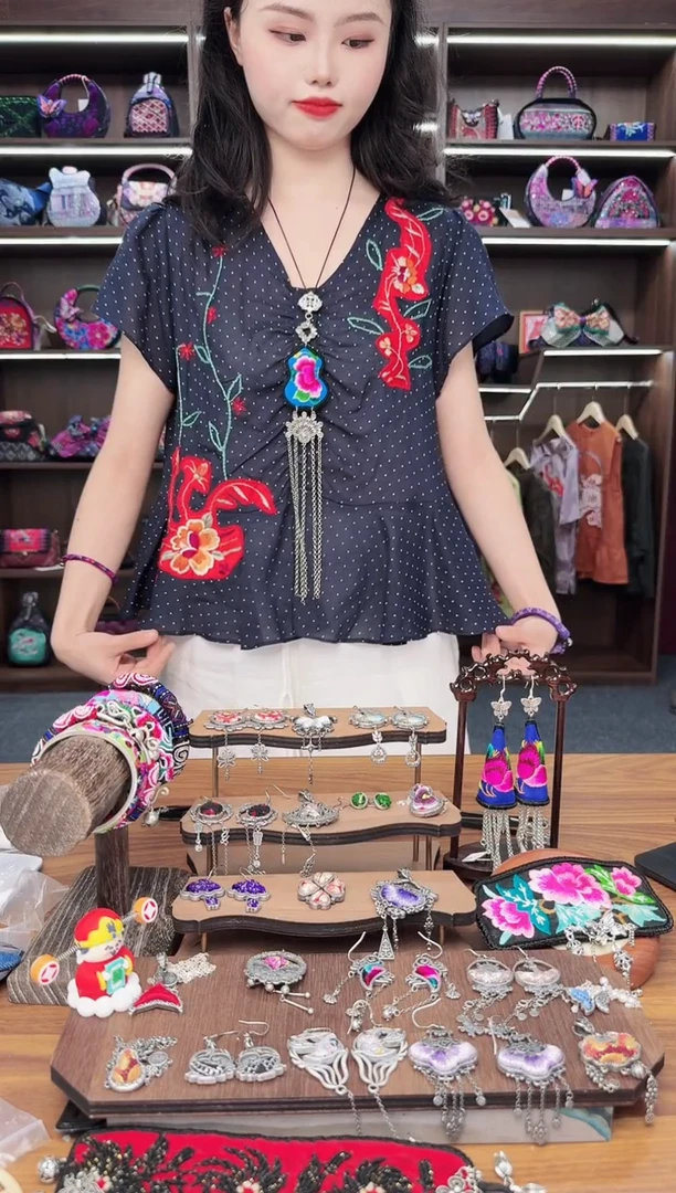 织绣152蒙阿苏苗绣传承店