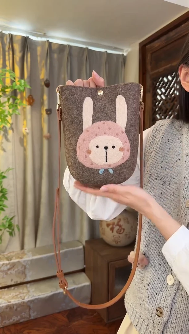 羊毛非遗羊毛毡包 手机包兔子