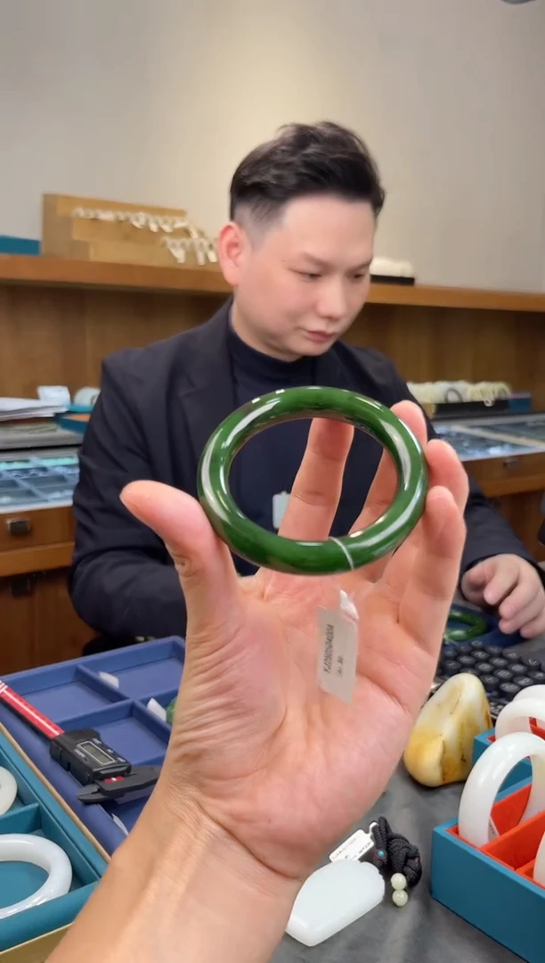 未镶嵌手镯和田玉一个圈口：56-58mm