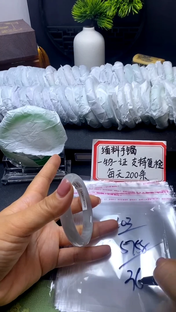 时尚女款缅料手镯103