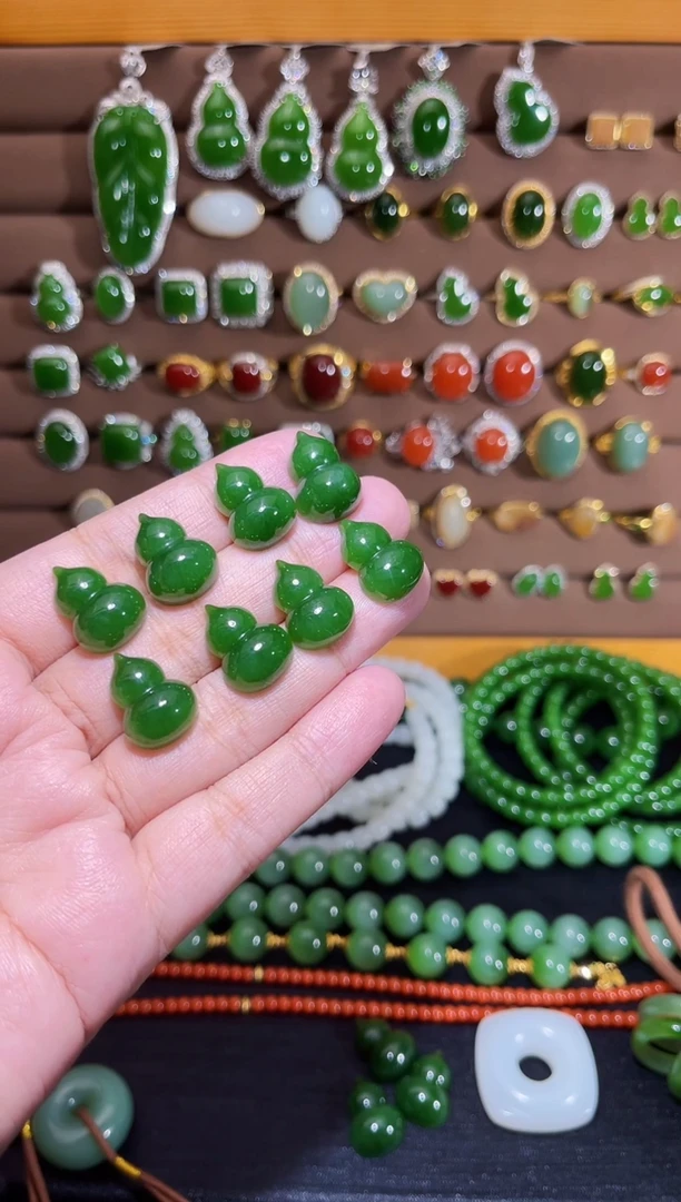 和田玉未镶嵌颈饰菠菜绿葫芦（多样性发一个）