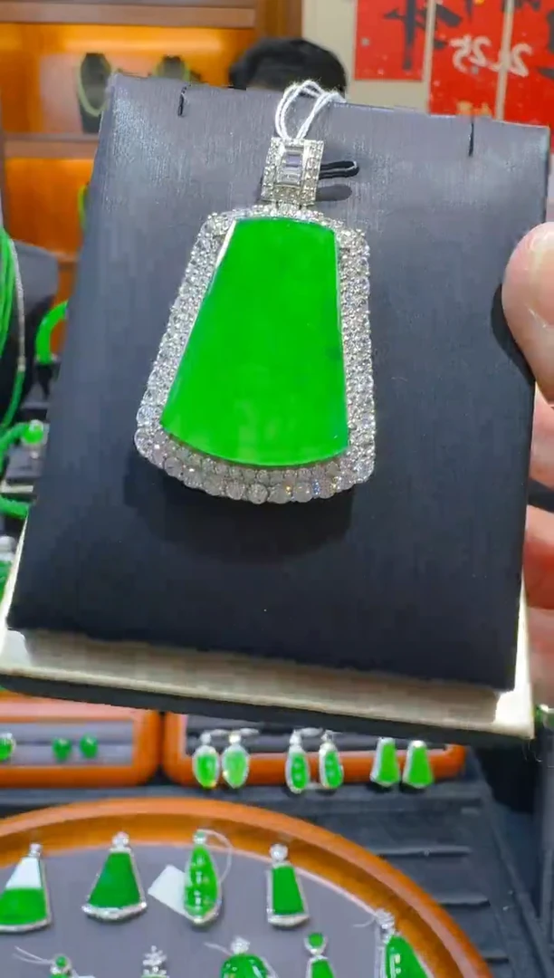 【闪购商品】翡翠吊坠(赠链)银S925镶嵌天然A货翡翠