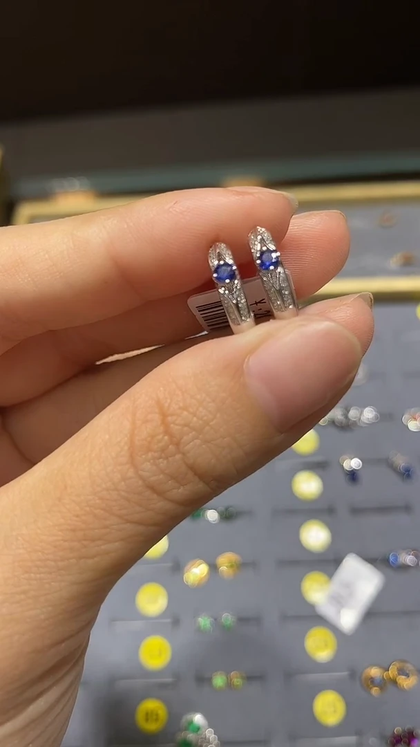 耳扣蓝宝石18K金镶嵌·