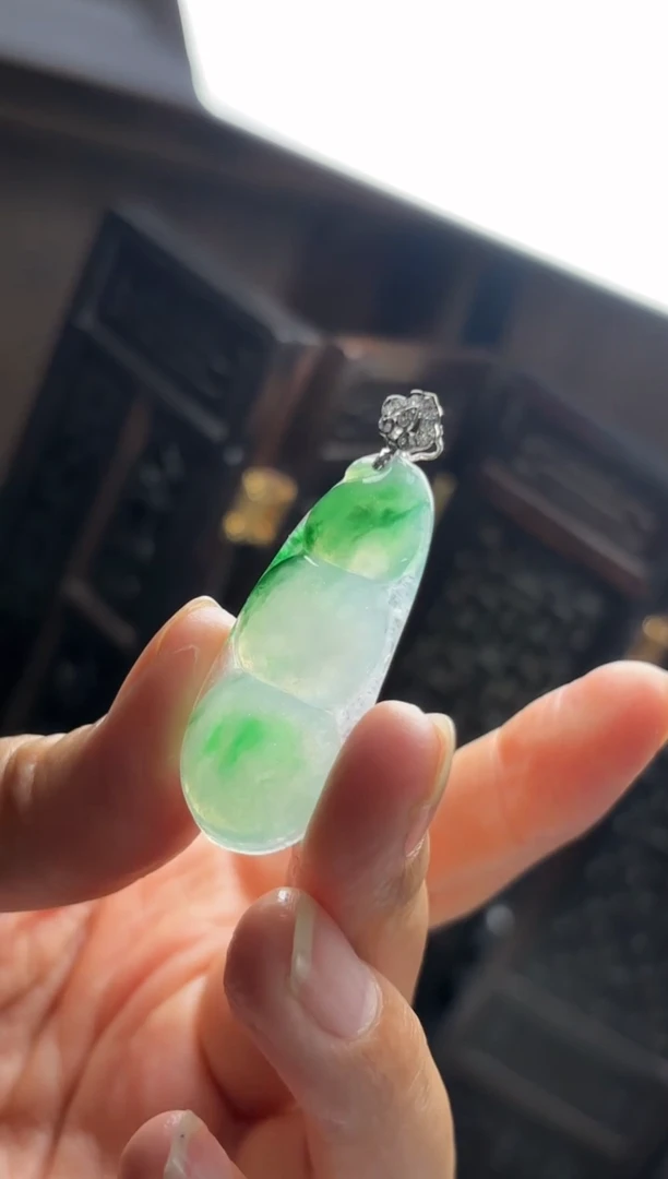 颈饰18K金镶嵌翡翠豆子