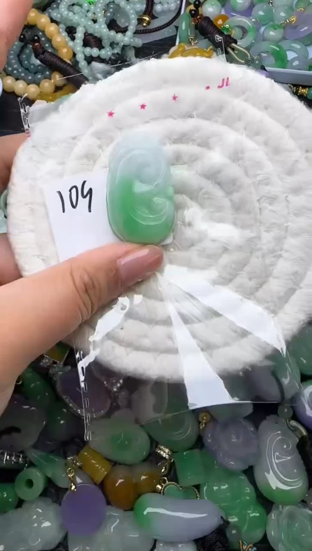 颈饰未镶嵌翡翠缅甸翡翠吊坠