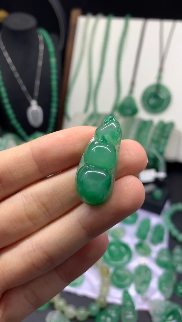 吊坠(不含链)未镶嵌石英质玉（非洲翠）福豆