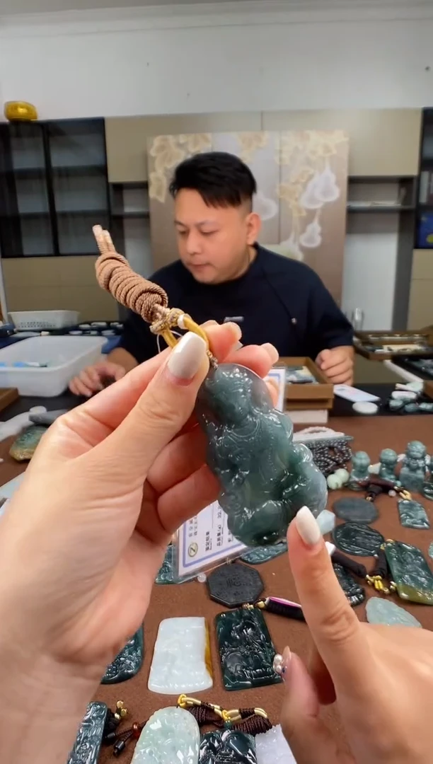 颈饰未镶嵌翡翠 多样性发其一