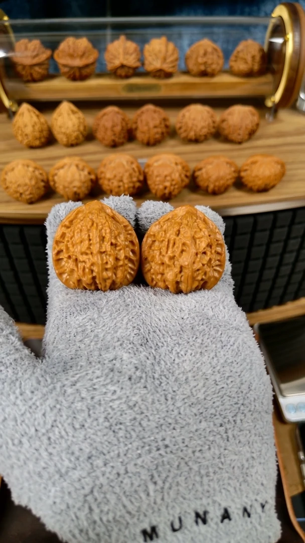 文玩核桃吊坠金牛40