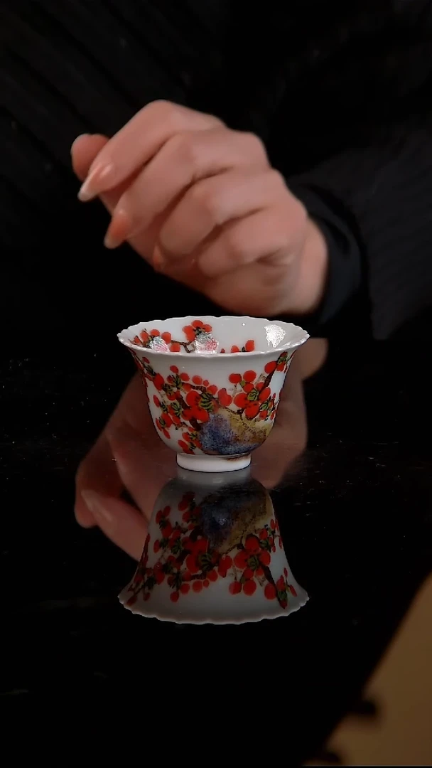 李华手绘釉中五彩红梅花口杯