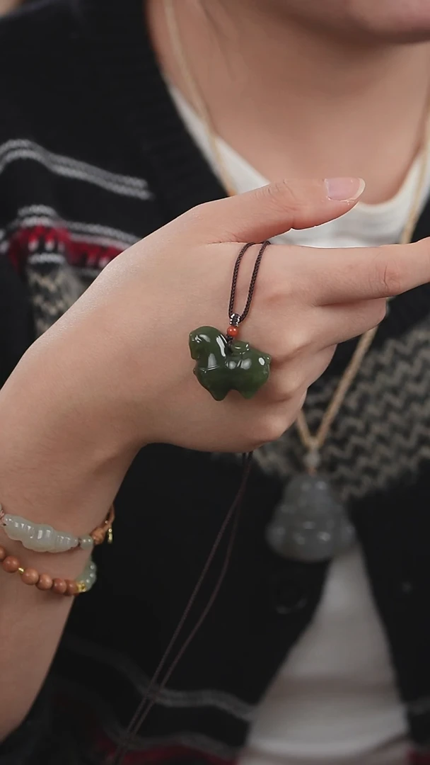 颈饰未镶嵌和田玉新疆沙枣青大马吊坠多样性发一