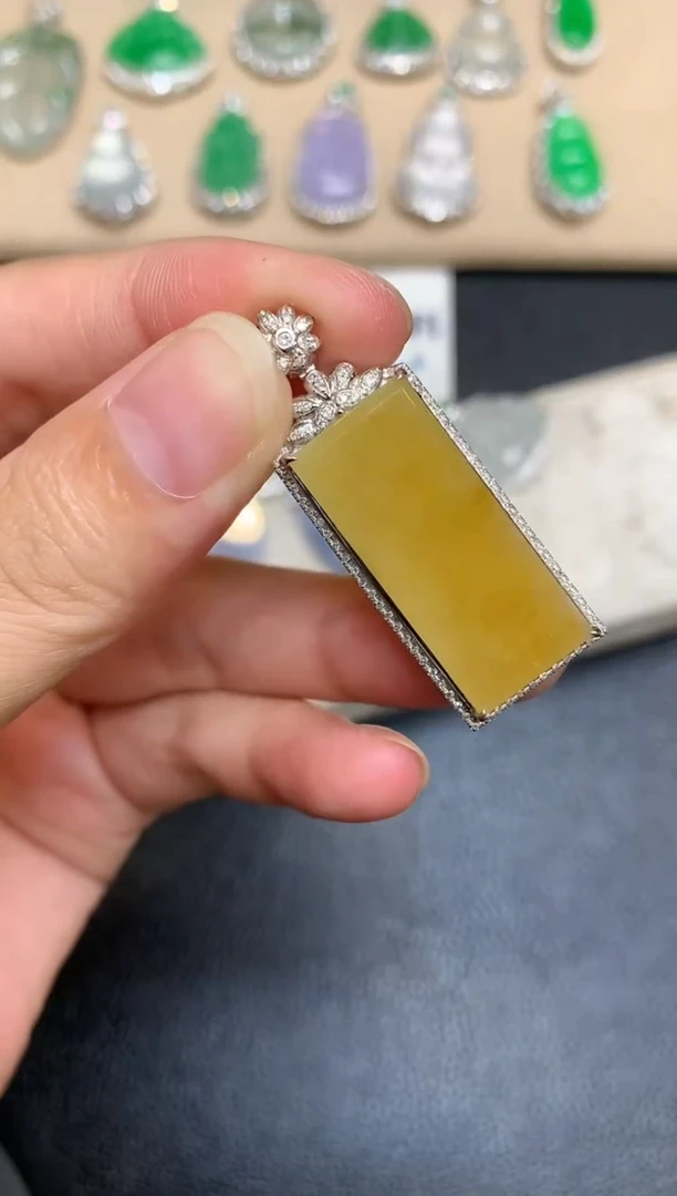 颈饰18K金镶嵌翡翠无事牌【无服务费