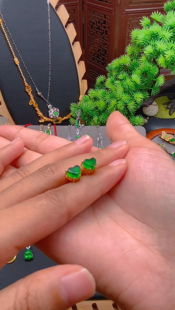 银S925镶嵌翡翠耳饰爱心耳钉