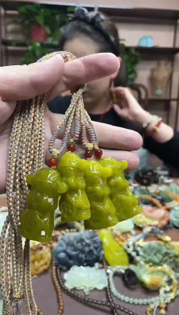 未镶嵌岫玉颈饰多样性发货发其中之一