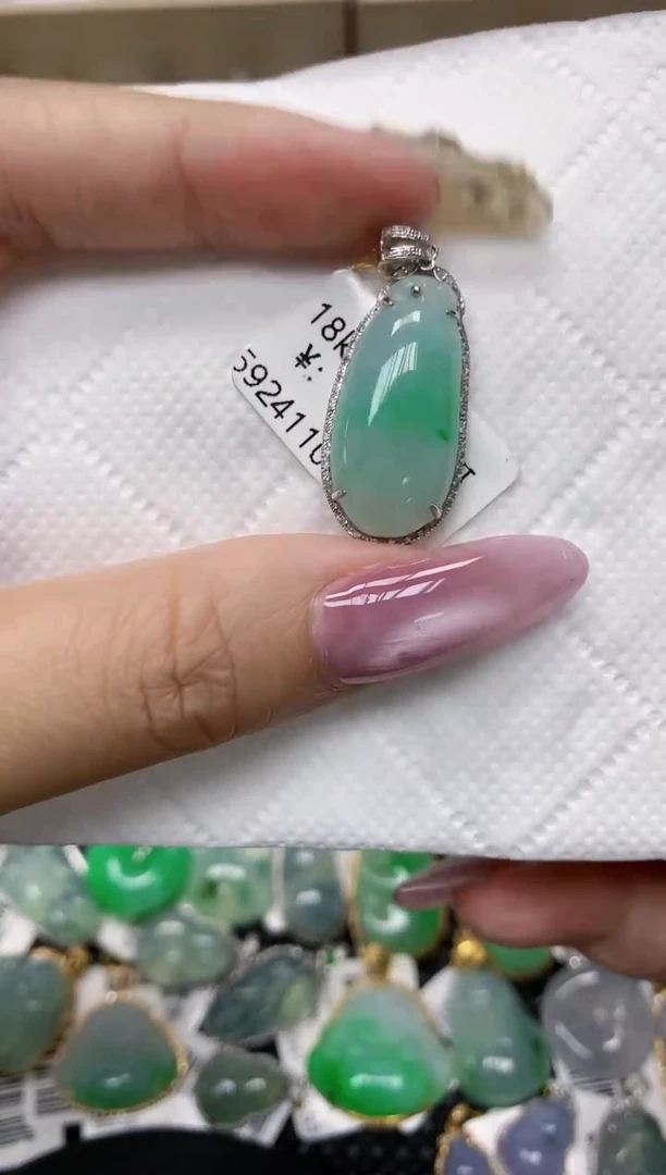 翡翠18K金镶嵌颈饰111111111