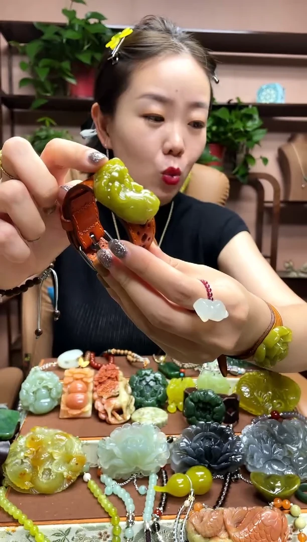 未镶嵌岫玉吊坠多样性发货发其中之一
