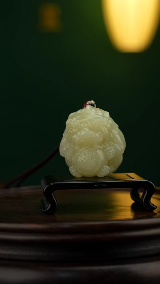 玉【貔貅抱球】天然玉石手把件