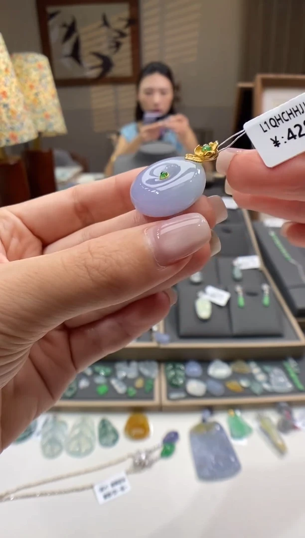 翡翠18K金镶嵌颈饰平安扣