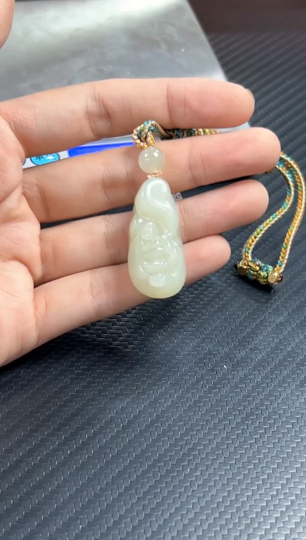 吊坠(赠链)未镶嵌和田玉且末微色差迪克兰一细