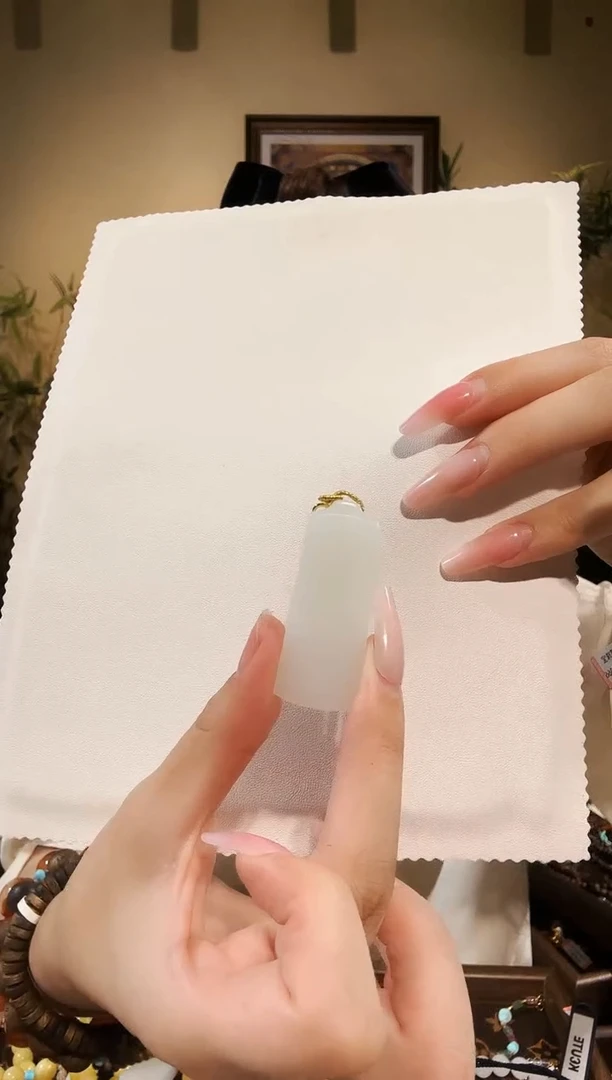 颈饰未镶嵌和田玉吊坠