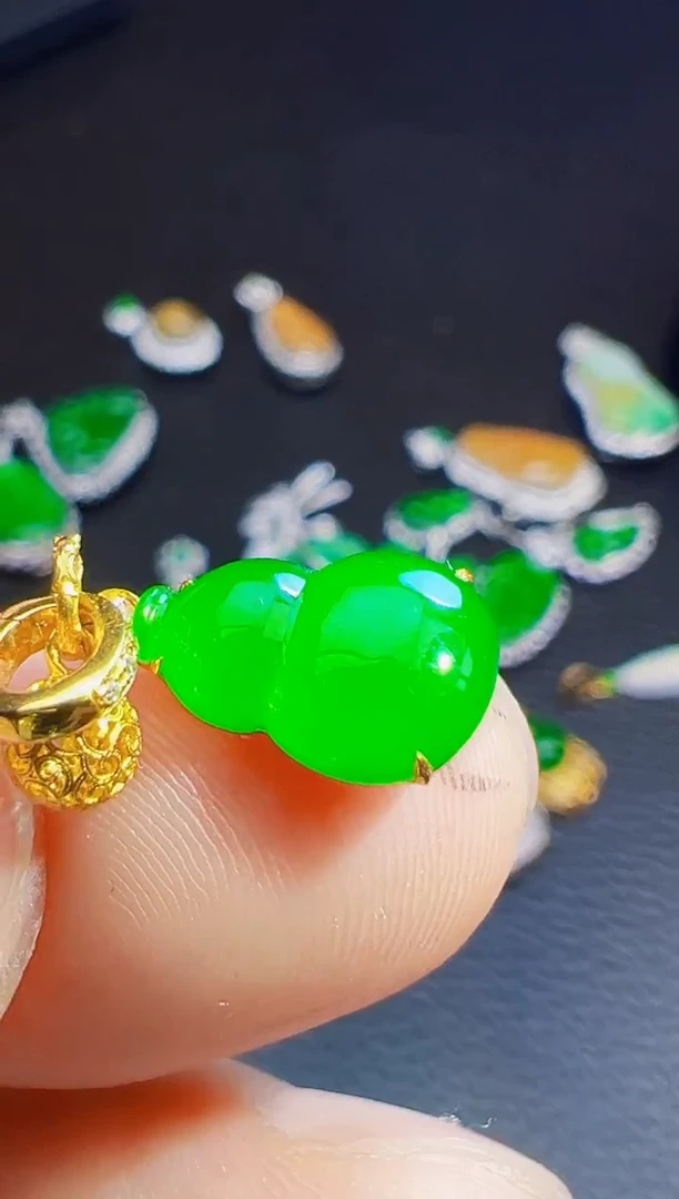 颈饰18K金镶嵌翡翠小****）翡翠