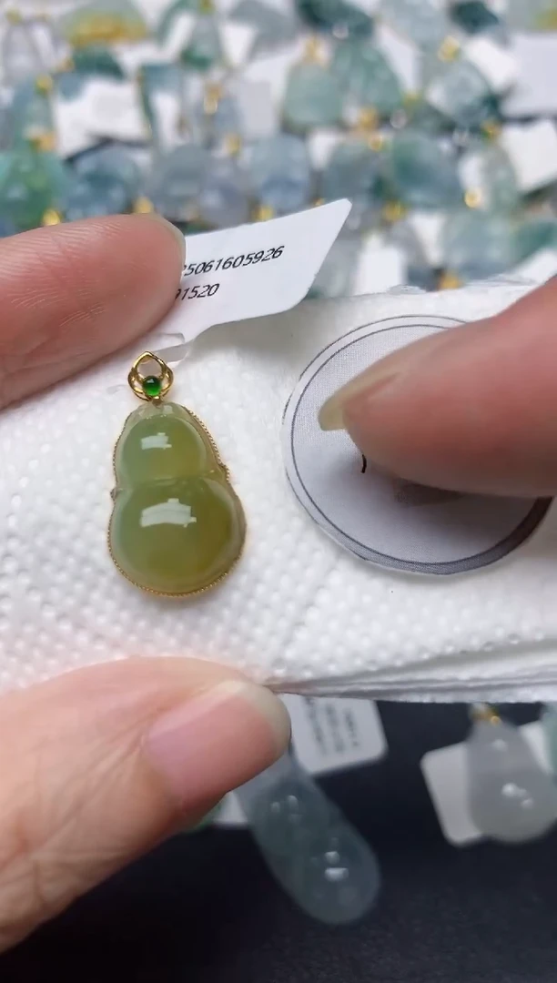 颈饰18K金镶嵌翡翠天然翡翠A货