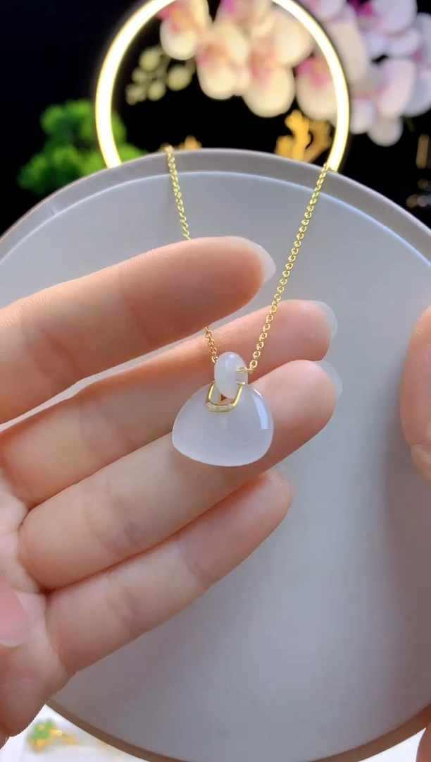 和田玉18K金镶嵌吊坠(赠链)白玉包包