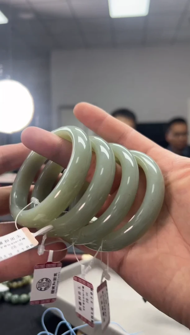 未镶嵌手链和田玉58+青白玉手镯