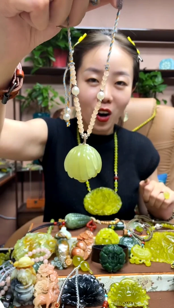 未镶嵌岫玉颈饰·