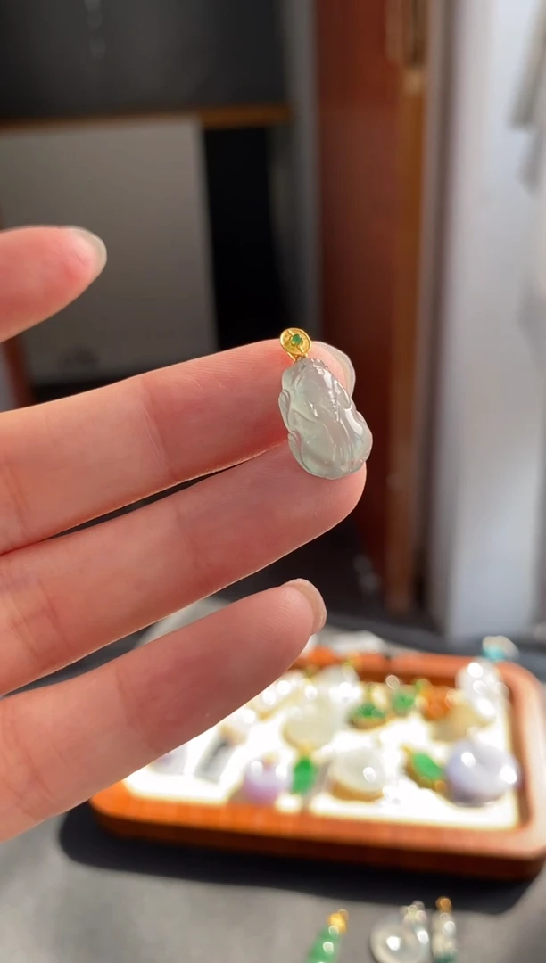 颈饰18K金镶嵌翡翠貔貅