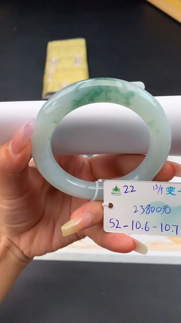未镶嵌手镯翡翠自带#送人#，联系客服核对地址~