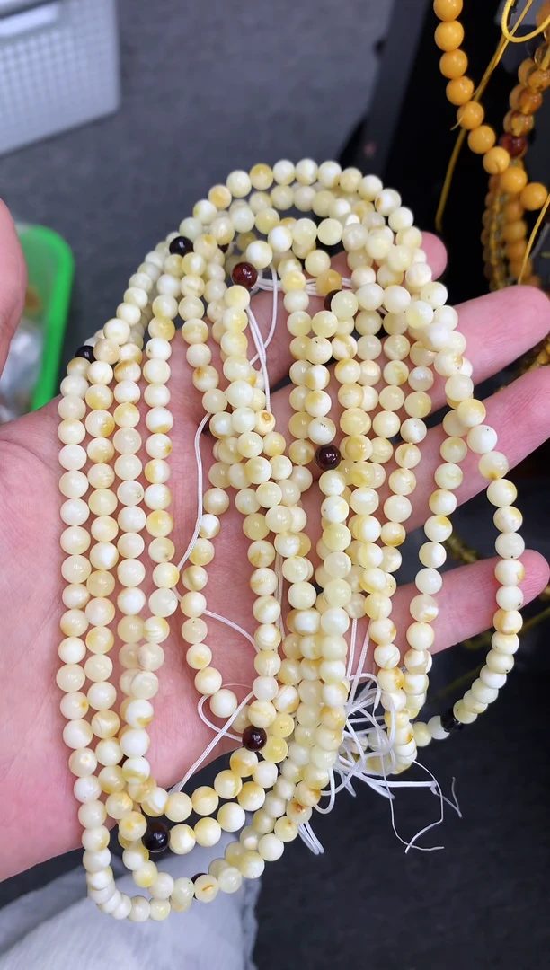 未镶嵌琥珀珠宝奇石80