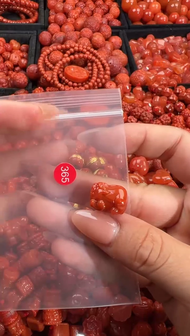 南红玛瑙未镶嵌颈饰1