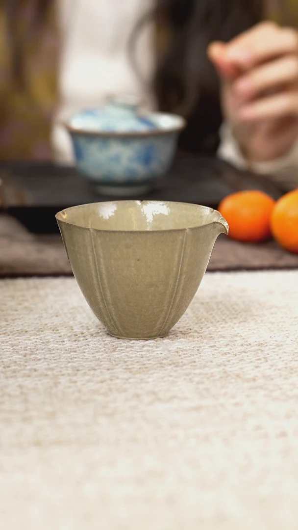 【闪购商品】/F31草木灰釉雕刻公道杯