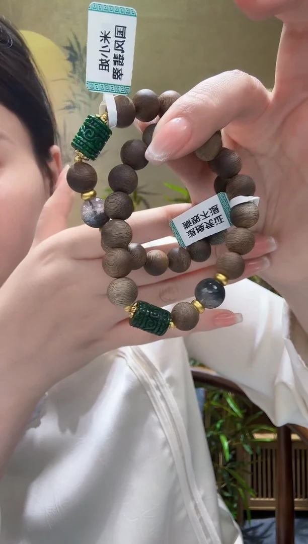 翡翠未镶嵌颈饰多样发其一个