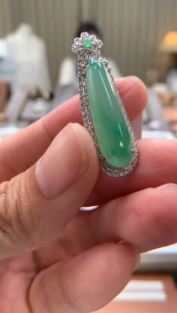 翡翠18K金镶嵌颈饰福瓜