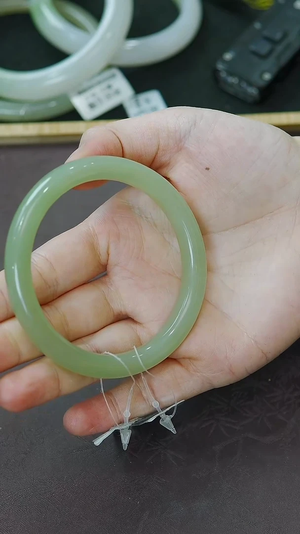 未镶嵌手镯和田玉57圈口小正装翠青满翠