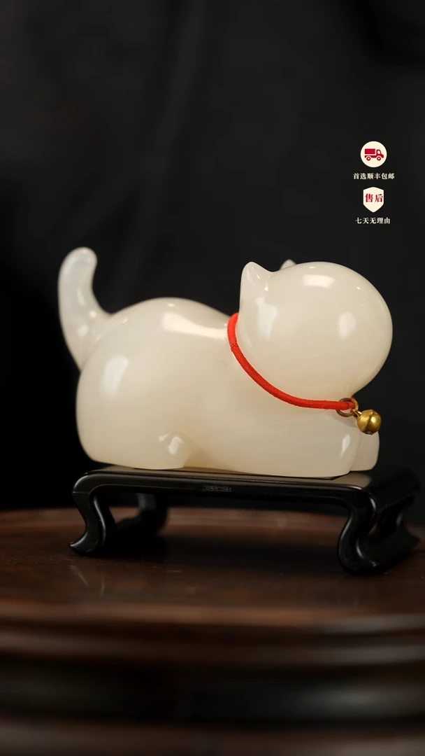 云南石荔枝白雕刻：铃铛猫摆件