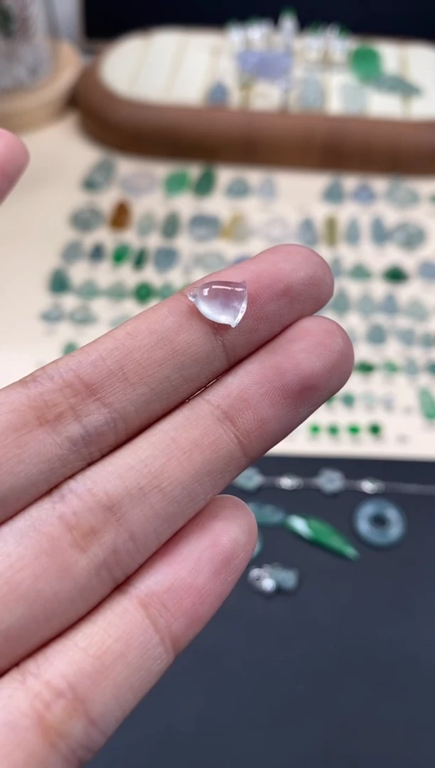 翡翠未镶嵌颈饰翡翠冰种莲蓬