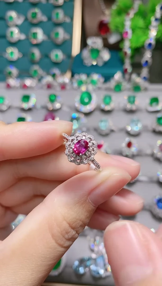 18K金镶嵌戒指红宝石.