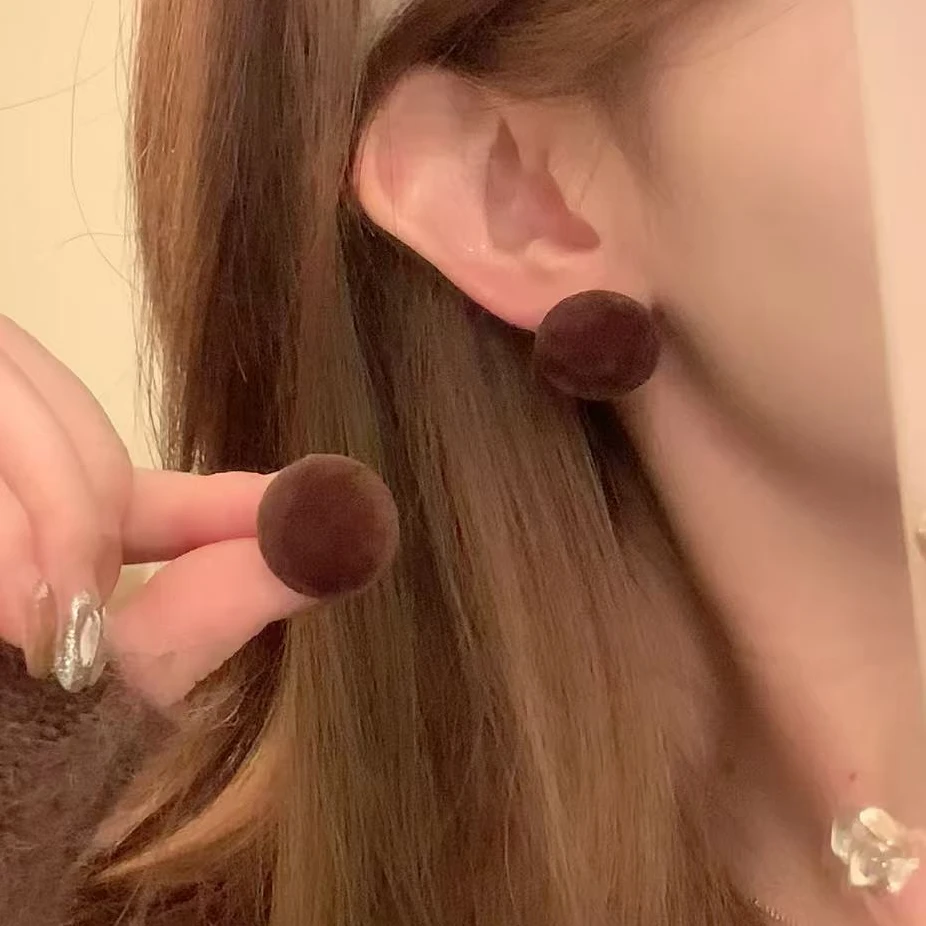 铜合金绒毛耳饰 秋冬气质美拉德丝绒圆球耳环女复古时髦耳针耳饰