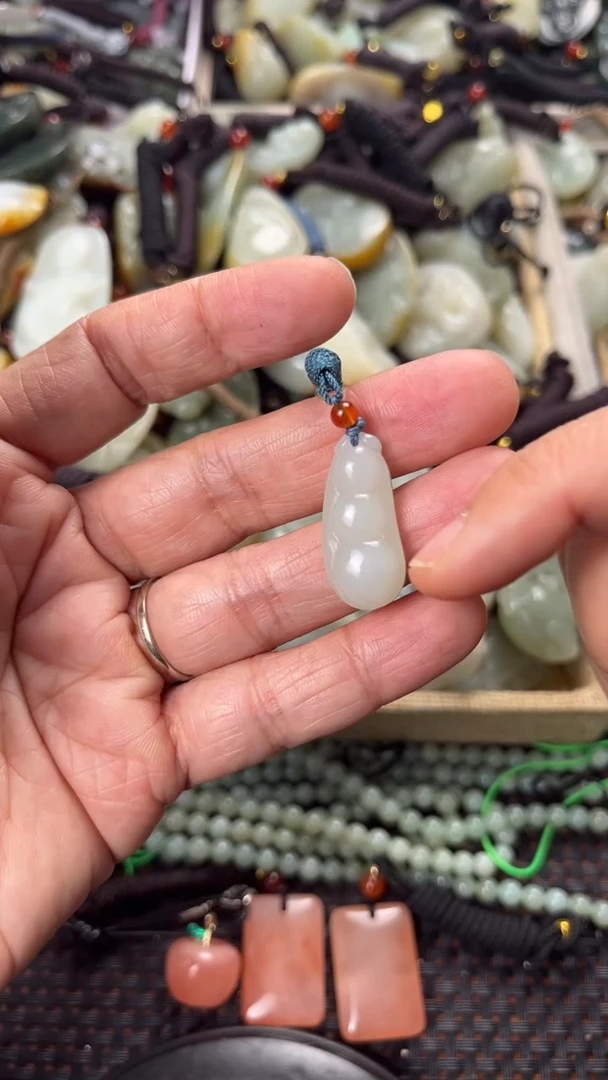 【闪购商品】和田玉颈饰未镶嵌多样性发货没有证书拍一发一有瑕