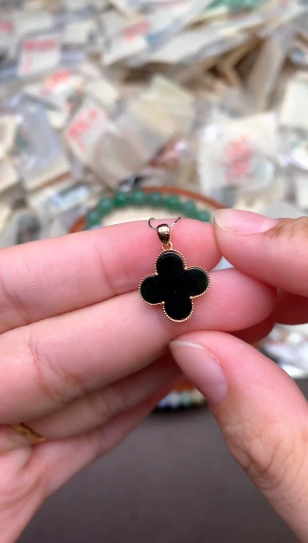 18K金镶嵌挂件翡翠 —