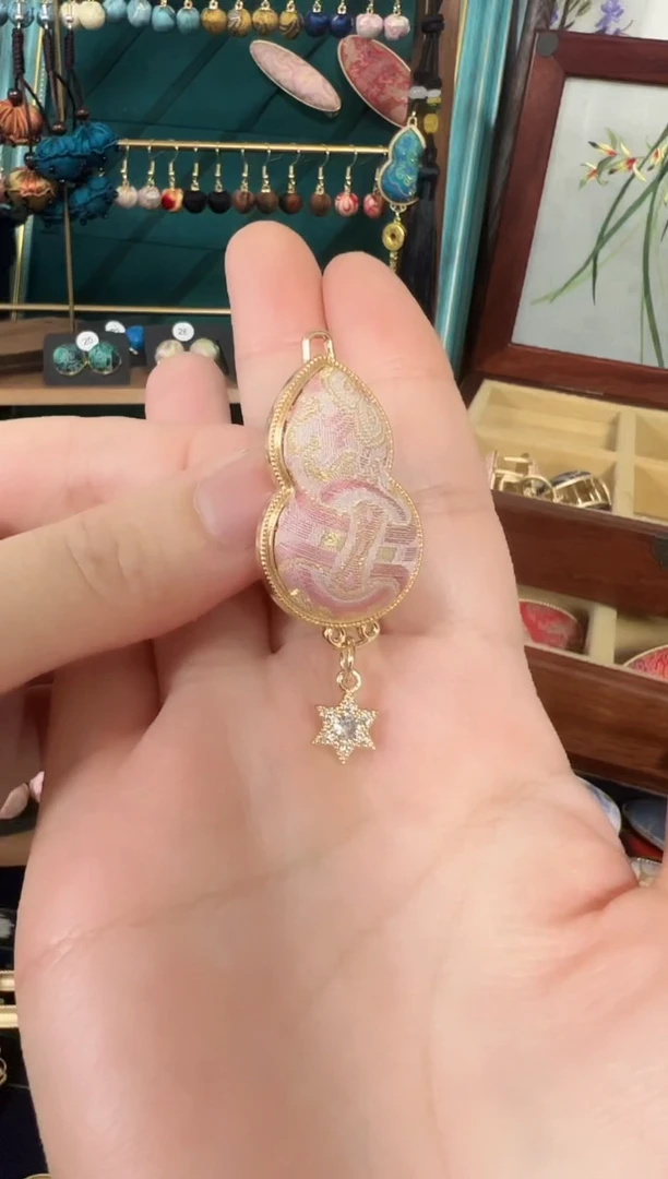 【闪购商品】【年后预售】粉定胜葫芦胸针随机花位一个
